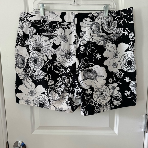 Talbots Black & White Floral Shorts Size 16 - Picture 2 of 3